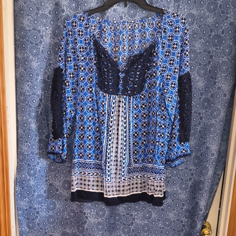 Blue Patterned Women's Top No Size But Fits Like A Large.